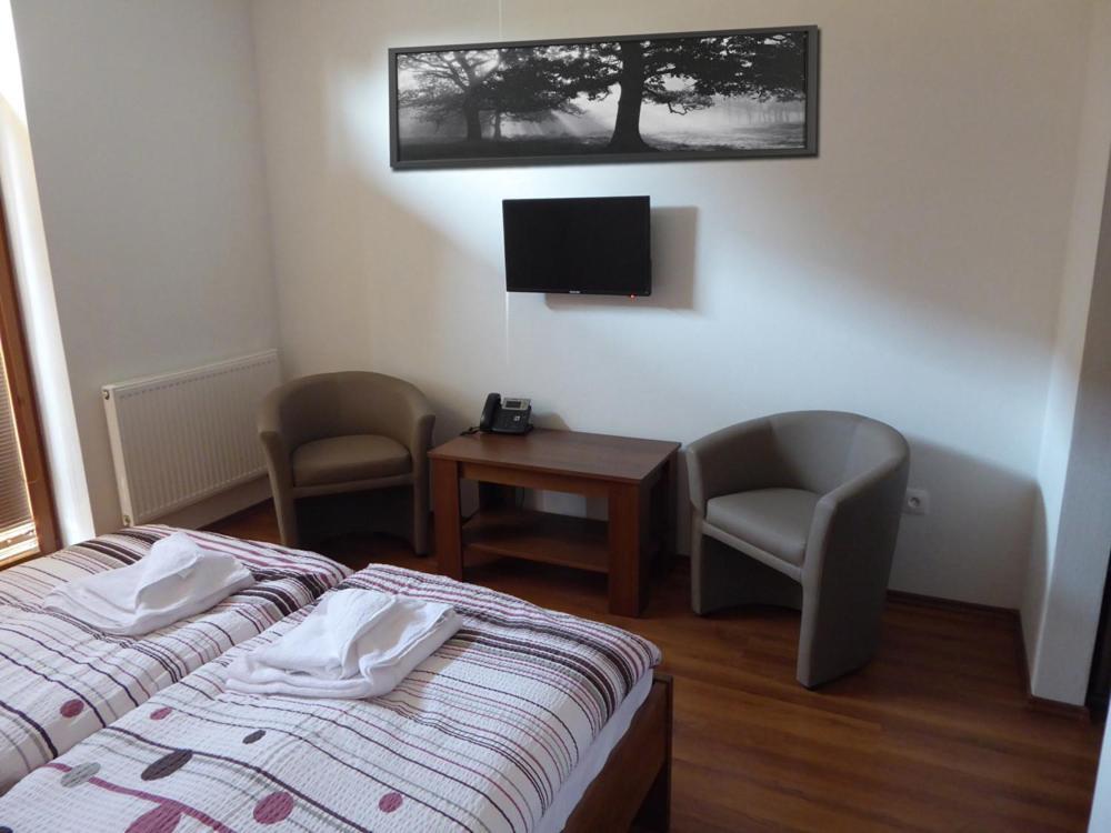 Jolan Pension & Restaurant Cicov ภายนอก รูปภาพ